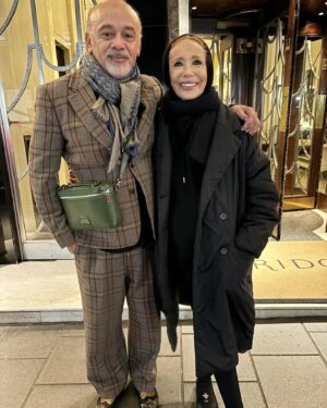 Marisa Berenson Instagram - I ♥️ @claridgeshotel! 
With @louboutinworld ✨

Wearing Marisa Berenson Jewellery collection ✨✨

#marisaberenson #claridgeshotel #christianloboutin #london
