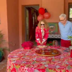 Marisa Berenson Instagram - Birthday lunch with loving friends ❤️❤️❤️❤️❤️ 

@villiersdesaintemarie_ @bernarddanillon @romeogiglicollections @yannrehaan #laragigli @virginiedegournay @adrianabittencourtprivate @homero.mac @jeanlouishaguenauer 

#marisaberenson #marrakech