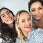 Marisa Cruz Instagram - As gravações dos Queridos Papás terminaram a semana passada mas só hoje consigo falar sobre este projeto. Foram 9 meses que voaram, nunca me tinha acontecido sentir o tempo a passar tão rápido, isto quer dizer muito sobre este grupo e a forma como vivemos esta história. Para mim foram meses intensos. Às minhas companheiras @_saraprata_ e @catarinasiqueira obrigada por tudo o que me deram, tive mesmo muita sorte , como tu dizias Catarina nem um ovo podre neste grupo, o que é muito raro. A todo o elenco muito obrigada por tanto que deram e de forma tão generosa. Tivemos dias intensos de muitas cenas difíceis de gravar mas também dias de muitas gargalhadas. @pgaio e @oinsta.do.pedro obrigada 🙏🏻 ❤️ Aos realizadores @leleveiga @rahalportugal @ricardo__carreira 🙏🏻 A ti @mac3costa gratidão eterna por acreditares em mim, senti verdadeiramente o apoio que precisava nos momentos mais desafiantes❤️ Minha querida @theoneandonlyanastacia obrigada pela paciência e cuidado que tens sempre connosco, tu sabes do que estou a falar😜 @madmoisellehairstylist obrigada 🙏🏻 @joao.pedreiro7 @lucindaloureiro @nunotavora gratidão por tanto que nos deram❤️ @mariajoaomira obrigada pela Angelina, foi um prazer dar vida a esta mulher. Foi um projecto especial que ficará no meu coração. Agora continuem a acompanhar a história destes @queridospapastvi.oficial na @tvioficial @pluraloficialpt 🐢❤️🥳