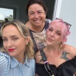 Marisa Cruz Instagram - As gravações dos Queridos Papás terminaram a semana passada mas só hoje consigo falar sobre este projeto. Foram 9 meses que voaram, nunca me tinha acontecido sentir o tempo a passar tão rápido, isto quer dizer muito sobre este grupo e a forma como vivemos esta história. Para mim foram meses intensos. Às minhas companheiras @_saraprata_ e @catarinasiqueira obrigada por tudo o que me deram, tive mesmo muita sorte , como tu dizias Catarina nem um ovo podre neste grupo, o que é muito raro. A todo o elenco muito obrigada por tanto que deram e de forma tão generosa. Tivemos dias intensos de muitas cenas difíceis de gravar mas também dias de muitas gargalhadas. @pgaio e @oinsta.do.pedro obrigada 🙏🏻 ❤️ Aos realizadores @leleveiga @rahalportugal @ricardo__carreira 🙏🏻 A ti @mac3costa gratidão eterna por acreditares em mim, senti verdadeiramente o apoio que precisava nos momentos mais desafiantes❤️ Minha querida @theoneandonlyanastacia obrigada pela paciência e cuidado que tens sempre connosco, tu sabes do que estou a falar😜 @madmoisellehairstylist obrigada 🙏🏻 @joao.pedreiro7 @lucindaloureiro @nunotavora gratidão por tanto que nos deram❤️ @mariajoaomira obrigada pela Angelina, foi um prazer dar vida a esta mulher. Foi um projecto especial que ficará no meu coração. Agora continuem a acompanhar a história destes @queridospapastvi.oficial na @tvioficial @pluraloficialpt 🐢❤️🥳