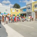 Marisa Cruz Instagram - As gravações dos Queridos Papás terminaram a semana passada mas só hoje consigo falar sobre este projeto. Foram 9 meses que voaram, nunca me tinha acontecido sentir o tempo a passar tão rápido, isto quer dizer muito sobre este grupo e a forma como vivemos esta história. Para mim foram meses intensos. Às minhas companheiras @_saraprata_ e @catarinasiqueira obrigada por tudo o que me deram, tive mesmo muita sorte , como tu dizias Catarina nem um ovo podre neste grupo, o que é muito raro. A todo o elenco muito obrigada por tanto que deram e de forma tão generosa. Tivemos dias intensos de muitas cenas difíceis de gravar mas também dias de muitas gargalhadas. @pgaio e @oinsta.do.pedro obrigada 🙏🏻 ❤️ Aos realizadores @leleveiga @rahalportugal @ricardo__carreira 🙏🏻 A ti @mac3costa gratidão eterna por acreditares em mim, senti verdadeiramente o apoio que precisava nos momentos mais desafiantes❤️ Minha querida @theoneandonlyanastacia obrigada pela paciência e cuidado que tens sempre connosco, tu sabes do que estou a falar😜 @madmoisellehairstylist obrigada 🙏🏻 @joao.pedreiro7 @lucindaloureiro @nunotavora gratidão por tanto que nos deram❤️ @mariajoaomira obrigada pela Angelina, foi um prazer dar vida a esta mulher. Foi um projecto especial que ficará no meu coração. Agora continuem a acompanhar a história destes @queridospapastvi.oficial na @tvioficial @pluraloficialpt 🐢❤️🥳