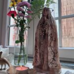 Marisa Cruz Instagram - “Ave Maria, cheia de graça, o Senhor é convosco. Bendita sois vós entre as mulheres, e bendito é o fruto do vosso ventre, Jesus. Santa Maria, Mãe de Deus, rogai por nós, pecadores, agora e na hora da nossa morte. Amém.” Este 13 de Maio tem um significado muito especial para mim🙏🏻🌹 Estou muito feliz e quero aqui prestar a minha homenagem a Nossa Senhora de Fátima , Mãe de todos nós. Quando menos esperava a vida mostra-me que não estou sozinha e que tudo o que estou a viver, de alguma maneira tinha que viver, por muito que custe e ache injusto. Eu aceito. Eu sou grata. Eu confio. Feliz dia a todos🤍
