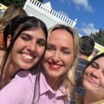 Marisa Cruz Instagram - As gravações dos Queridos Papás terminaram a semana passada mas só hoje consigo falar sobre este projeto. Foram 9 meses que voaram, nunca me tinha acontecido sentir o tempo a passar tão rápido, isto quer dizer muito sobre este grupo e a forma como vivemos esta história. Para mim foram meses intensos. Às minhas companheiras @_saraprata_ e @catarinasiqueira obrigada por tudo o que me deram, tive mesmo muita sorte , como tu dizias Catarina nem um ovo podre neste grupo, o que é muito raro. A todo o elenco muito obrigada por tanto que deram e de forma tão generosa. Tivemos dias intensos de muitas cenas difíceis de gravar mas também dias de muitas gargalhadas. @pgaio e @oinsta.do.pedro obrigada 🙏🏻 ❤️ Aos realizadores @leleveiga @rahalportugal @ricardo__carreira 🙏🏻 A ti @mac3costa gratidão eterna por acreditares em mim, senti verdadeiramente o apoio que precisava nos momentos mais desafiantes❤️ Minha querida @theoneandonlyanastacia obrigada pela paciência e cuidado que tens sempre connosco, tu sabes do que estou a falar😜 @madmoisellehairstylist obrigada 🙏🏻 @joao.pedreiro7 @lucindaloureiro @nunotavora gratidão por tanto que nos deram❤️ @mariajoaomira obrigada pela Angelina, foi um prazer dar vida a esta mulher. Foi um projecto especial que ficará no meu coração. Agora continuem a acompanhar a história destes @queridospapastvi.oficial na @tvioficial @pluraloficialpt 🐢❤️🥳