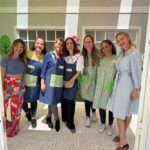 Marisa Cruz Instagram - As gravações dos Queridos Papás terminaram a semana passada mas só hoje consigo falar sobre este projeto. Foram 9 meses que voaram, nunca me tinha acontecido sentir o tempo a passar tão rápido, isto quer dizer muito sobre este grupo e a forma como vivemos esta história. Para mim foram meses intensos. Às minhas companheiras @_saraprata_ e @catarinasiqueira obrigada por tudo o que me deram, tive mesmo muita sorte , como tu dizias Catarina nem um ovo podre neste grupo, o que é muito raro. A todo o elenco muito obrigada por tanto que deram e de forma tão generosa. Tivemos dias intensos de muitas cenas difíceis de gravar mas também dias de muitas gargalhadas. @pgaio e @oinsta.do.pedro obrigada 🙏🏻 ❤️ Aos realizadores @leleveiga @rahalportugal @ricardo__carreira 🙏🏻 A ti @mac3costa gratidão eterna por acreditares em mim, senti verdadeiramente o apoio que precisava nos momentos mais desafiantes❤️ Minha querida @theoneandonlyanastacia obrigada pela paciência e cuidado que tens sempre connosco, tu sabes do que estou a falar😜 @madmoisellehairstylist obrigada 🙏🏻 @joao.pedreiro7 @lucindaloureiro @nunotavora gratidão por tanto que nos deram❤️ @mariajoaomira obrigada pela Angelina, foi um prazer dar vida a esta mulher. Foi um projecto especial que ficará no meu coração. Agora continuem a acompanhar a história destes @queridospapastvi.oficial na @tvioficial @pluraloficialpt 🐢❤️🥳