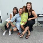Marisa Cruz Instagram - As gravações dos Queridos Papás terminaram a semana passada mas só hoje consigo falar sobre este projeto. Foram 9 meses que voaram, nunca me tinha acontecido sentir o tempo a passar tão rápido, isto quer dizer muito sobre este grupo e a forma como vivemos esta história. Para mim foram meses intensos. Às minhas companheiras @_saraprata_ e @catarinasiqueira obrigada por tudo o que me deram, tive mesmo muita sorte , como tu dizias Catarina nem um ovo podre neste grupo, o que é muito raro. A todo o elenco muito obrigada por tanto que deram e de forma tão generosa. Tivemos dias intensos de muitas cenas difíceis de gravar mas também dias de muitas gargalhadas. @pgaio e @oinsta.do.pedro obrigada 🙏🏻 ❤️ Aos realizadores @leleveiga @rahalportugal @ricardo__carreira 🙏🏻 A ti @mac3costa gratidão eterna por acreditares em mim, senti verdadeiramente o apoio que precisava nos momentos mais desafiantes❤️ Minha querida @theoneandonlyanastacia obrigada pela paciência e cuidado que tens sempre connosco, tu sabes do que estou a falar😜 @madmoisellehairstylist obrigada 🙏🏻 @joao.pedreiro7 @lucindaloureiro @nunotavora gratidão por tanto que nos deram❤️ @mariajoaomira obrigada pela Angelina, foi um prazer dar vida a esta mulher. Foi um projecto especial que ficará no meu coração. Agora continuem a acompanhar a história destes @queridospapastvi.oficial na @tvioficial @pluraloficialpt 🐢❤️🥳