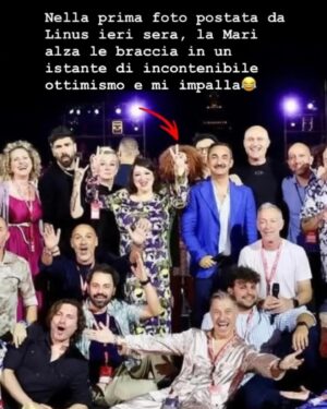 Marisa Passera Instagram - Momenti sparsi di plad 💖 1-la mia amica che nel 1997 mi ha detto adesso facciamo la radio e non abbiamo mai smesso 🎙️ grazie per sempre  P 💖2-il mio indiscutibile talento per il ballo 💃🏻 3-Ogni sera vorrei essere a cena con Matte, a cena con Deejay 🍝 4- il fuoco dell’ amicizia 🔥 5-🩷6-🩷 ( importunando gli artisti ) 7-che meraviglia incontrarvi ovunque e volersi così bene , noi siamo famiglia, noi siamo radio deejay ✨8- hey Laura 😂✌️#partylikeadeejay