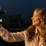 Marisol del Olmo Instagram - La foto. La foto de la foto. (… o el “cómo se ve de afuera”.) Elige tus batallas y aunque parezca fuertísima e inconcebible tu “deslealtad” al mundo. ELÍGETE A TI. Antes que a nadie … Quiérete a ti, cuídate a ti , defiéndete a ti. Tú eres el mejor motivo.