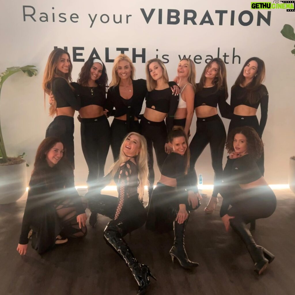 Marissa Heart Instagram - Had the most MAGICAL day @alo headquarters teaching these beauties some classic @heartbreakheels moves !! Thank you @laurajquinn for bringing me in, @alo for having me, and to all of the angels who danced with me today ! So grateful and cannot wait for the next one xx 🤍