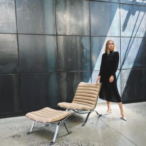 Maritza Veer Instagram - Obsessed with my new #Arichair by furniture designer Arne Norell. Handmade in Sweden to perfection👌🏼
I couldn’t pick my favorite shot so let me know which one is your favorite!  @norellfurniture 
.
.
#elegance #classic #handmade #design #architecture #architectialdigest #furniture #norellfurniture #Mana