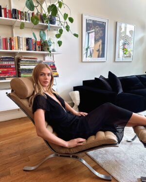Maritza Veer Instagram - Gimli and I’m ready to be in @archdigest with our love for design and @norellfurniture 🖤🤎 
.
.
.
#norellfurniture #arichair #siroccochair #sirocco #arnenorell #architecture #architecturaldigest #interiordesign #effortlesschic #actor #fashionmodel #art #midcenturymodern #love #lifestyle #chic