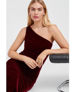 Maritza Veer Instagram - “But he who dares not grasp the thorn, should never crave the rose 🥀🌹“
.
.
#Valentines #ladyinred #love #rosesarered #friyay