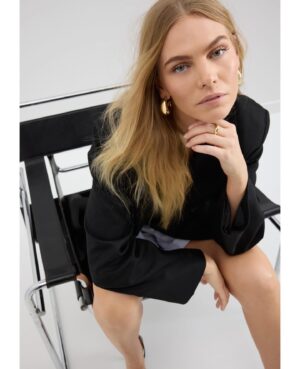 Maritza Veer Instagram - I’m not bossy, I just have better ideas 😉😂
.
.
📸 @mcgkd @cgkeady 
Styling @natacatatat 
Make up @heatherfrenchchicago