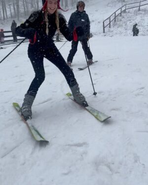 Maritza Veer Instagram - The snow must go on ❄️🏔️⛷️
.
.
.
#snowbubby #skiing #snowboarding #funinthesnow #justlookinglikewow #snow #winter #extremesports #upstatenewyork #plattekillmountain #skiresort