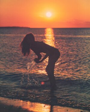 Maritza Veer Instagram - Magic ✨🐚
.
. @wolfecut @kmooney9 
.
#mermaidlife #lookingforseashellsbytheseashore #friyay