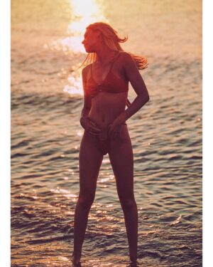 Maritza Veer Instagram - Magic ✨🐚
.
. @wolfecut @kmooney9 
.
#mermaidlife #lookingforseashellsbytheseashore #friyay