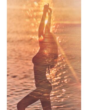 Maritza Veer Instagram - Magic ✨🐚
.
. @wolfecut @kmooney9 
.
#mermaidlife #lookingforseashellsbytheseashore #friyay