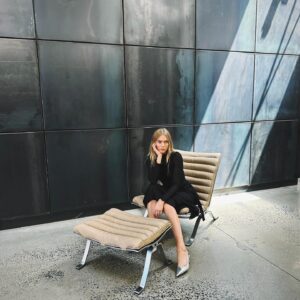 Maritza Veer Instagram - Obsessed with my new #Arichair by furniture designer Arne Norell. Handmade in Sweden to perfection👌🏼
I couldn’t pick my favorite shot so let me know which one is your favorite!  @norellfurniture 
.
.
#elegance #classic #handmade #design #architecture #architectialdigest #furniture #norellfurniture #Mana