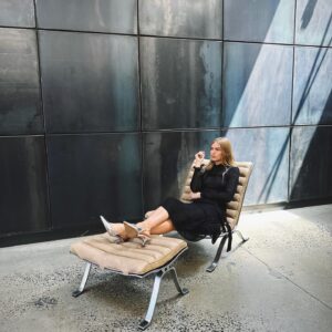 Maritza Veer Instagram - Obsessed with my new #Arichair by furniture designer Arne Norell. Handmade in Sweden to perfection👌🏼
I couldn’t pick my favorite shot so let me know which one is your favorite!  @norellfurniture 
.
.
#elegance #classic #handmade #design #architecture #architectialdigest #furniture #norellfurniture #Mana
