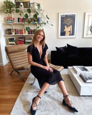 Maritza Veer Instagram - Gimli and I’m ready to be in @archdigest with our love for design and @norellfurniture 🖤🤎 
.
.
.
#norellfurniture #arichair #siroccochair #sirocco #arnenorell #architecture #architecturaldigest #interiordesign #effortlesschic #actor #fashionmodel #art #midcenturymodern #love #lifestyle #chic