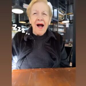 Marixa Balli Instagram - Hoy no paramos sin dormir fuimos a votar 😂