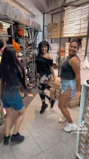 Marixa Balli Instagram - Presentando los zuecos de diseño Xurama 👏👏👏lo damos todo 🤣🤣🤣