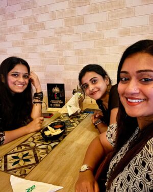 Mariya Prince Instagram - Good times and crazy friends make the best memories!! ❤️
Swipe left 👈🏻
#varada #mariyaprince #greeshma #movietime #food #foodlover #foodporn #friends #happiness #love #sister #friendslikefamily #life #outing #selflove