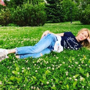 Mariya Shekunova Instagram - Привет вам всем, котики, из самоизоляции👋🏼👋🏼👋🏼
.
Поваляться на травке-это конечно чистый кайф...но с каким удовольствием я бы сейчас повалялась на горячем песочке, где-нибудь на берегу океана...🐚🐚🐚
Ну, скажите, правда же???😳😳😳
#самоизоляция #дачники #марияскорницкая #ярославскорницкий #love