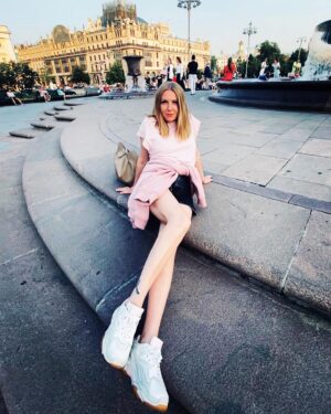 Mariya Shekunova Instagram - О, Боги…эти ноги 🙀😍🤪
.
Елена @elenamiklina благодарю за мои невероятно длинные ноги на том фото😅😆💋 
#марияскорницкая #ноги