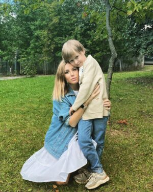 Mariya Shekunova Instagram - Милый наш, любимый, смешной, невероятный, умный!!!
С Днём Рождения, Ярослав!!!❤️❤️❤️
Можно ли любить сильнее?...Я думаю нет...😋😋😋 
.
#ярославскорницкий #марияскорницкая #люблюнемогу #будьсчастлив #love #loveislove #др