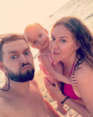 Mariya Shekunova Instagram - Пост всеобъемлющей любви!!!

Миронька конечно у нас, я вам честно скажу, капец тот ещё подарочек😭🙈 и прикуриваем мы мощно…Это КОРОЛЕВА однозначно!!! А нам рабам как с этим быть???😪🤪😂 Будем любить ещё больше видимо…🙄😳🤷🏼‍♀️💙💙💙
#актрисамарияскорницкая #миронька #love #любовь #семейка