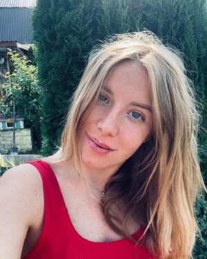 Mariya Shekunova Instagram - Знаете, что я поняла?...
За время этой коронавирусной самоизоляции я, впервые за долгое время, смогла остановиться и просто насладиться природой...🍀🍀🍀 Могла просто сидеть на качельке и смотреть на сосны, небо, травку, яркий зелёный цвет...и это оказывается таааак успокаивает и наполняет, правда...🤷🏼‍♀️
ХОЧЕТСЯ ОСТАНОВИТЬ МГНОВЕНЬЕ И ПРОСТО БЫТЬ В МОМЕНТЕ💚💚💚
.
#марияскорницкая #бытьвмоменте #летонеуходи #лето #love