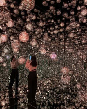 Mariya Nagao Instagram - @teamlab_borderless 💎✨💖

麻布台ヒルズにできたチームラボに行ってきましたっ
探検しながら発見するをテーマに本当に規模が大きくて色々な世界に彷徨って行ったり戻ったりしながら新しい発見をしたよ
歩くいたところに川が流れたり壁を触ると花が散ったり感動したぁ😌

#麻布台ヒルズ 
#teamlabborderless  #tokyo
#チームラボボーダレス