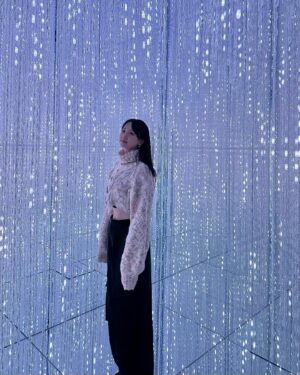 Mariya Nagao Instagram - @teamlab_borderless 💎✨💖

麻布台ヒルズにできたチームラボに行ってきましたっ
探検しながら発見するをテーマに本当に規模が大きくて色々な世界に彷徨って行ったり戻ったりしながら新しい発見をしたよ
歩くいたところに川が流れたり壁を触ると花が散ったり感動したぁ😌

#麻布台ヒルズ 
#teamlabborderless  #tokyo
#チームラボボーダレス