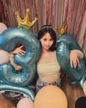 Mariya Nagao Instagram - 30歳になりました💜

カウントダウンは大切な友達がちらし寿司を作ってくれて、飾り付けもしてくれました！ケーキもかわいすぎたっ

歳を重ねるごとに大切なものがわかってきた気がして本当に恵まれた環境で過ごせてるなと実感してます。
時間が進むのは焦ったり嫌だったりしたけどこんなに幸せに過ごせてるならいくつになっても後悔はないむしろおばあちゃんになるまでこのまま突き進みたい！

30代もめちゃ楽しく生きます！

3月31日の誕生日イベントもたのしみー😌💜