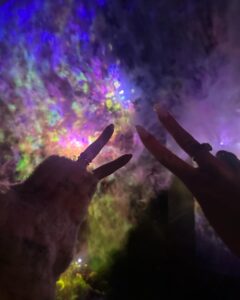 Mariya Nagao Instagram - @teamlab_borderless 💎✨💖 麻布台ヒルズにできたチームラボに行ってきましたっ 探検しながら発見するをテーマに本当に規模が大きくて色々な世界に彷徨って行ったり戻ったりしながら新しい発見をしたよ 歩くいたところに川が流れたり壁を触ると花が散ったり感動したぁ😌 #麻布台ヒルズ #teamlabborderless #tokyo #チームラボボーダレス