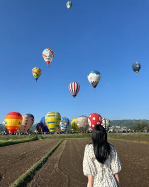 Mariya Nagao Instagram - 今日は長野県佐久市のバルーンフェスティバル2024にお邪魔させていただきました🎈

朝6時から待ち構えた景色は本当に綺麗で美しかった🫶
屋台もたくさん並んでて舞台では子供達の合唱
平和で綺麗なところ😌

このバルーンフェスティバルは
5月3.4.5なので明日明後日もやってます！
みなさんも早起きしてみてねっ

#佐久市 #バルーンフェスティバル
#佐久バルーンフェスティバル 
#鯉太郎