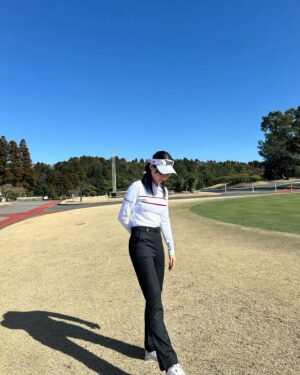 Mariya Nagao Instagram - @up_grade_golf  収録⛳️
PXGのウェアパンツとか伸縮性すごくて身体にすごくフィットしてるんるんでしたっ

アップグレードゴルフのスタッフさんからもお誕生日ケーキをいただいたの嬉しかったぁ😌✨

@pxg 
#pxg #golfwear #golfgirl