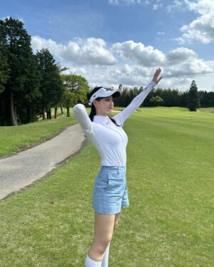 Mariya Nagao Instagram - アップグレードゴルフ収録⛳️ @up_grade_golf 
もう暖かいと思ったら風が冷たかったまさかの寒い日もあるのでラウンドに行く際は上着も持って行ってね😌

@pxgjapan 
ウェアかわいい🩵パンツは少しデニムっぽくなってる