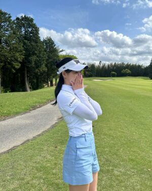 Mariya Nagao Instagram - アップグレードゴルフ収録⛳️ @up_grade_golf 
もう暖かいと思ったら風が冷たかったまさかの寒い日もあるのでラウンドに行く際は上着も持って行ってね😌

@pxgjapan 
ウェアかわいい🩵パンツは少しデニムっぽくなってる
