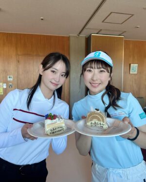 Mariya Nagao Instagram - @up_grade_golf  収録⛳️
PXGのウェアパンツとか伸縮性すごくて身体にすごくフィットしてるんるんでしたっ

アップグレードゴルフのスタッフさんからもお誕生日ケーキをいただいたの嬉しかったぁ😌✨

@pxg 
#pxg #golfwear #golfgirl