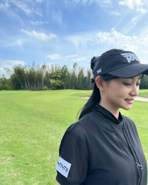 Mariya Nagao Instagram - アップグレードゴルフ収録⛳️ @up_grade_golf 
もう暖かいと思ったら風が冷たかったまさかの寒い日もあるのでラウンドに行く際は上着も持って行ってね😌

@pxgjapan 
ウェアかわいい🩵パンツは少しデニムっぽくなってる