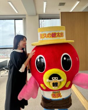 Mariya Nagao Instagram - この度、長野県佐久市の観光大使になりました！
以前　旅色雑誌で佐久市を訪れてからすごく気になっていて景色や、空気、食べ物全てが本当に良くて心地いい佐久市がだいすきになりました。
これからたくさん佐久市を訪れて良いところをPRできたらなと思います😌

#佐久市　#長野県 
#鯉太郎