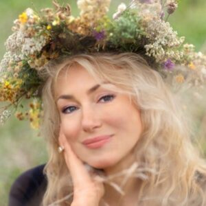 Mariya Shukshina Instagram - #марияшукшина 

Ответ на открытое письмо 11 главврачей ведущих больниц, в котором было личное обращение и ко мне.

Уважаемые врачи!

А я со своей стороны, приглашаю вас в зеленую зону, где здоровый образ жизни, здравомыслие, здоровая психика, отсутствие страха и паники, элементарная профилактика сезонных респираторных заболеваний - не пустые слова, но имеют огромное значение. Я понимаю, в это уже трудно поверить, но именно так мы все всегда жили до 2020го года. И о красной зоне речи не было. 

И ещё, пожалуйста, не ведитесь на подмену понятий: мы против не процесса вакцинации, а порядка его реализации, и на этой стороне есть лауреаты Нобелевской премии, учёные с мировым именем, огромное количество докторов наук и просто честных людей. 
На этой стороне 80% населения России. На экскурсии в красной зоне при всем желании все не поместимся. 
Мы не против вакцины, а против участия в эксперименте неисследованной вакцины. Это разные вещи. 
А также считаю неправильным желание политтехнологов столкнуть лбами условных прививочников и антипрививочников, я говорила об этом в Белом доме на церемонии награждения (31 августа 2021). 

Предлагаю всем вместе написать письмо Президенту РФ с требованием прекратить вакханалию в СМИ и на всех федеральных каналах. Здоровые не должны жить по правилам, которые установлены и реально необходимы для больных!