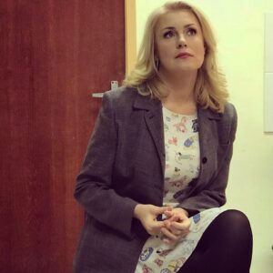 Mariya Shukshina Instagram - #марияшукшина 

Дорогие друзья! Мои публичные коллеги!
Позвольте обратиться к вам и призвать вас не только к уважению друг друга, но и своих родственников, друзей, знакомых, среди которых много и непубличных людей. 
Несмотря на разные взгляды, противоречия по множеству вопросов, уверена, мы не должны позволять оскорблять других, используя нашу публичность, отказывать им в помощи, унижая тем самым, прежде всего себя. 
Позвольте мне также напомнить вам, что не нам судить ближнего своего, пусть даже трижды он неправ. Не давал нам Господь такие заповеди, но напротив заповедал любить ближнего как самого себя и носить тяготы друг друга. Как можем мы уничижать другого, навешивать ярлыки, оскорблять в публичном пространстве, забывая вынуть бревно из своего глаза? Пусть бросают камни только безгрешные. Как можем мы забыть эту мудрость разом, как можем мы ослепнуть и оглохнуть, и только судить, судить и судить? Неужели мы откажем в помощи обратившемуся к нам только потому, что он других взглядов? Можем ли мы называться людьми после такого?.. Эволюция к зверочеловеку накрывает нас с головой и мы должны всеми силами противостоять  этой скорбной участи. 
Коллеги, друзья, мы все с вами находимся в одной лодке и не должны терять свое человеческое достоинство, несмотря на разность вероисповеданий, принадлежность к той или иной нации. Во время ВОВ наши деды сидели в одном окопе и воевали против одного врага - фашистов. Сегодня те же неофашисты разделяют нас по такой, казалось бы, мелочи, как вакцина. Мы не должны бояться друг друга, шарахаться  друг от друга, как от прокаженных. Тем более привитые от непривитых. Вы же для этого и привились, чтоб более не бояться. Почему же вы так кричите, выказывая тем самым страх и панику? Вы не побоялись провести на себе медицинский эксперимент, а теперь чего же боитесь? За своих непривитых родных, детей и стариков? Так старики теперь надолго в локдауне, а дети не болеют и даже больше вам скажу - у детей шанс умереть от ковида - один из 500000 ( по мнению английских исследователей), т.е, менее двух десятитысячных процента.

ПРОДОЛЖЕНИЕ В КАРУСЕЛИ ➡️➡️➡️