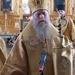 Mariya Shukshina Instagram - Благодарение наше епископу Порфирию за эту прекрасную, честную, смелую проповедь!
Сейчас высказать разумное мнение о прививке от Covid 19, это подписать себя к изгоям. За это могут и сана лишить и на покой отправить... Епископ Порфирий не испугался, потому как "Бог не любит боязливых"(с). Переживаю за него ! 
Правду сейчас не жалуют..

Хотя и многие известные ученые сегодня утверждают, что об эффективности вакцины вообще не следует говорить до завершения клинических испытаний. При этом не полностью протестированная вакцина может провоцировать ответ организма против вируса, но непонятно, как долго эта защита сохранится. Не исключен и так называемые ADE- эффект, когда привитые люди переносят болезнь тяжелее, чем все остальные.
Академик Александр Григорьевич Чучалин: «...Вы имеете полное право получить всю интересующую вас информацию – а в противном случае такого согласия не давать. Так вот, на этом фоне меня удручает позиция некоторых наших учёных, которые выступают с безответственными заявлениями об уже готовых вакцинах. Это Сергей Владимирович Борисевич, главный вирусолог Вооруженных сил, и
академик Александр Леонидович Гинцбург, директор НИЦ эпидемиологии и микробиологии им. Н.Ф. Гамалеи».

 Известно, что в разработках вакцин используются клеточные линии, полученные из органов нерожденных детей, убитых посредством аборта. Таковой является клеточная линия НЕК-293, созданная в 1973 году – основой для нее были ткани почки девочки, абортированной в Нидерландах годом раньше. 

Однако некоторые известные архиереи открыто выступают вразрез с утверждёнными документами нашей Церкви о недопустимости использования абортивной линии НЕК 293 в рекламируемых ими вакцинах и вводят людей в заблуждение, говоря о духовной и физической безопасности вакцинации. Такая позиция священноначалия  даёт нам, мирянам, право расценивать ее как объявление войны традиционалистам, пытающимся отстоять дарованную Богом свободу. 

В связи с этим на своем телеграм-канале ( https://t.me/mariashukshina/799 ) я разместила открытое письмо его Высокопреосвященству Высокопреосвященнейшему Тихону, митрополиту Псковскому и Порховскому от координатора собора православных мирян Анатолия Артуровича Артюха.