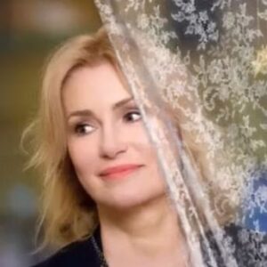 Mariya Shukshina Instagram - #марияшукшина

Время летит, мир меняется... Мы живы как нация, пока соблюдаем традиции: в декабре наряжаем ёлку, кладем под неё подарки, смотрим «Иронию судьбы», пока режем салат оливье, загадываем желания под бой курантов... Мы выстояли этот год, где-то выиграли, в чем-то проиграли (указам, законам, постановлениям), следующий будет ещё сложнее. Вспомним всех, кто ушёл от нас в 2021 году: актёров, музыкантов, цвет нашей культуры, близких и далёких людей... Остановим дыхание, чтобы сделать большой вдох для 2022, как ныряльщики в бездну океана... Мир наш сейчас действительно как бездна океана: что ждёт? Кто там нас встретит? Какие красоты или чудовища? Коды, цифры, новые буквы штаммов?
Люди! не отчаивайтесь, будьте сильны, мужественны, здоровы, любите и будьте любимы, Бог нам всем в помощь! С наступающим Новым годом, дорогие, уважаемые Люди!

P.S. Кстати, в русском языке у глагола "победить" в первом лице в единственном числе нет будущего времени, только во множественном. Мы победим!

Ваша Мария Шукшина

#новыйгод #новыйгод2022 #здравствуй #2022
#досвидания #2021
#спраздником #дорогие #люди
#мирвсем
