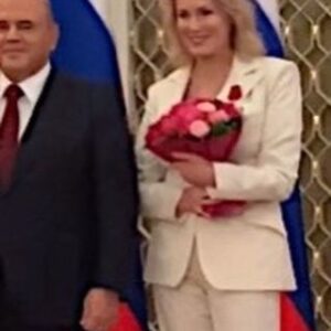 Mariya Shukshina Instagram - Благодарю за награду!
Но чтобы с гордостью носить на груди медаль за заслуги перед Отечеством, надо об Отечестве и говорить.. правду. А правда в том, что у нас беда. И прежде всего,  в сфере близкой мне- В культуре.

И вирус бескультурья гораздо опаснее модного нынче коронавируса. 
 Опаснее тем, что от него никто не умирает, но невидимым глазу образом выкашивает он целые поколения.

Без духовно-нравственной основы не может устоять ни одно государство, ни одна империя, ни одна цивилизация. Исторических примеров тому масса. 

Отсутствие совести, нравственности, национальных героев (вернее, они есть, но их имена лучше в культурном обществе не упоминать) , отсутствие морали ведет к необратимым процессам,  ведет к деградации нации.

Культура речи, культура общения убивается на глазах. Людей стравливают друг с другом. невооружённым глазом видно, что идёт социальный эксперимент - люди  ненавидят друг друга -  сначала из-за масок, теперь из-за вакцин, скоро из-за qr-кодов, и это необходимо прекратить! 

В конечном итоге, все поубивают друг друга, а врага так никто знать и не будет. 

Такая схема искусства войны в Китае называется «мудрая обезьяна с горы наблюдает за схваткой двух тигров в долине».
Современные войны ведутся не пушками и ракетами, они все в СМИ, науке, образовании, культуре, медицине, здравоохранении и т.д..

 И никто даже не пытается понять, что это  целенаправленная духовная диверсия  по расчеловечиванию и разделению людей, и остановить эти процессы. 

Запрос на духовность и нравственность  в обществе есть, поверьте есть, и говорю я про бОльшую часть гражданского общества, и игнорировать его просто преступление перед людьми.

Простите, может быть, за излишнюю резкость, но это от боли, это уже крик души. Это SOS, уважаемый Михаил Владимирович!
Служу Отечеству!