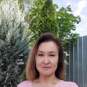 Mariya Shukshina Instagram - Кара Ермукан, специалист высокого уровня, много лет проработавшая в Международных организациях. Биолог КазГУ, магистр биохимии Сан-Франциско, магистр общественного здравоохранения Беркли, специализация токсикология. Работала микробиологом в US FDA in drug administration (агентство, которое выдает разрешения на препараты и вакцины). @almaty_organic_farm 

#логика #здравыйсмысл #критическоемышление #совесть #здоровье #иммунитет #нетпринуждению 
#люди #мирвсем