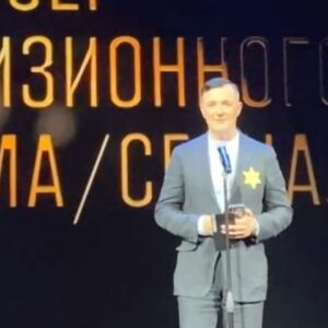 Mariya Shukshina Instagram - @egorberoev Егор Бероев! Браво!
Перед тем, как выйти на сцену, Егор поделился со мной своими мыслями, ну, а вы уже знаете, моя поддержка будет всегда 💯 таким поступкам. И, да, это именно Поступок - выйти на публику с желтой звездой Давида -  в наше время тотальной массовой лжи! Ничто не забыто, господа неофашисты!
Но самая главная поддержка Егора - это его жена Ксения Алферова @ksenialferova , которая, я знаю, всей душой переживает за то, что происходит в нашей стране, за людей, и тот же праведный гнев в ее сердце на разделение общества, навязанное нам всем сверху, и попрание принципа добровольности, о котором нам только недавно говорил президент...
Спасибо вам, дорогие ребята! Нашего полку прибыло! Уррра!

#мынерабы
#россия #москва #питер #калининград #новосибирск #екатеринбург #казань #казахстан #нижнийновгород #челябинск #самара #омск #ростовнадону #уфа #красноярск #воронеж #пермь #волгоград #краснодар #тюмень #владивосток #сочи #нальчик #курск #урал #хабаровск #якутск #сахалин #краснодар #бурятия