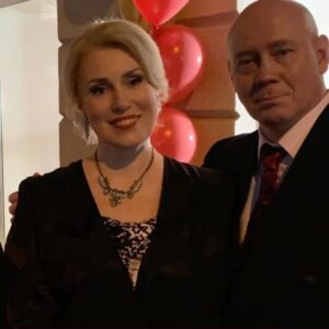 Mariya Shukshina Instagram - #марияшукшина 

Конец 80-х, лихие 90-е, 2000-е — три периода в жизни героев нашего сериала «Московский роман» (рабочее название было "Мираж"), премьера которого с понедельника на канале Россия 1. Сложное было время для всей страны, переход из одного исторического периода в другой, но, каким добрым и беззаботным кажется оно сегодня, когда не знаешь, что ждать от правительств каждый день:  отштампуют, закуарят, завакцинят... Думаю, многие ощутят ностальгию,  смотря семейную сагу замечательного режиссёра Ольги Субботиной с участием прекрасных актеров Алексея Чадова, Светы Устиновой, Ольги Красько, Ольги Хохловой, Виталия Хаева, ну и вашей покорной слуги))
12 июля,  21.20 канал Россия 1, увидимся в прошлом...

#премьера #россия1 #московскийроман #ольгасубботина #алексейчадов #ольгакрасько #ольгахохлова #виталийхаев #светланаустинова #моя #любимаяработа #творчество #друзья #дружба #любовь 
#люди #мирвсем